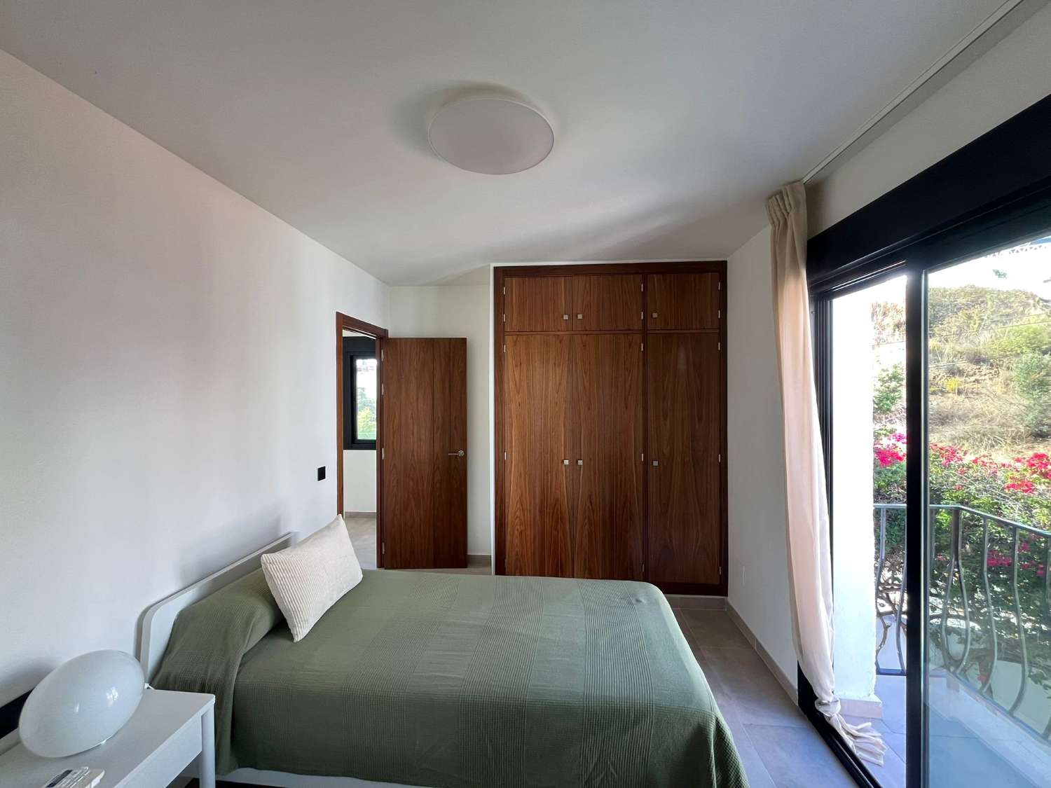 Imponerende fritliggende villa med havudsigt, privat pool og ideel beliggenhed nær Playa Burriana – Nerja