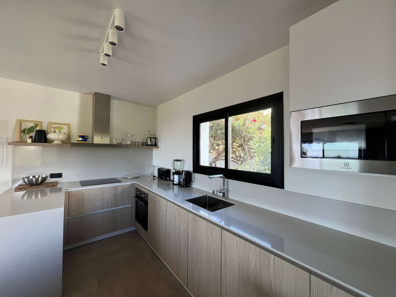 Imponerende fritliggende villa med havudsigt, privat pool og ideel beliggenhed nær Playa Burriana – Nerja