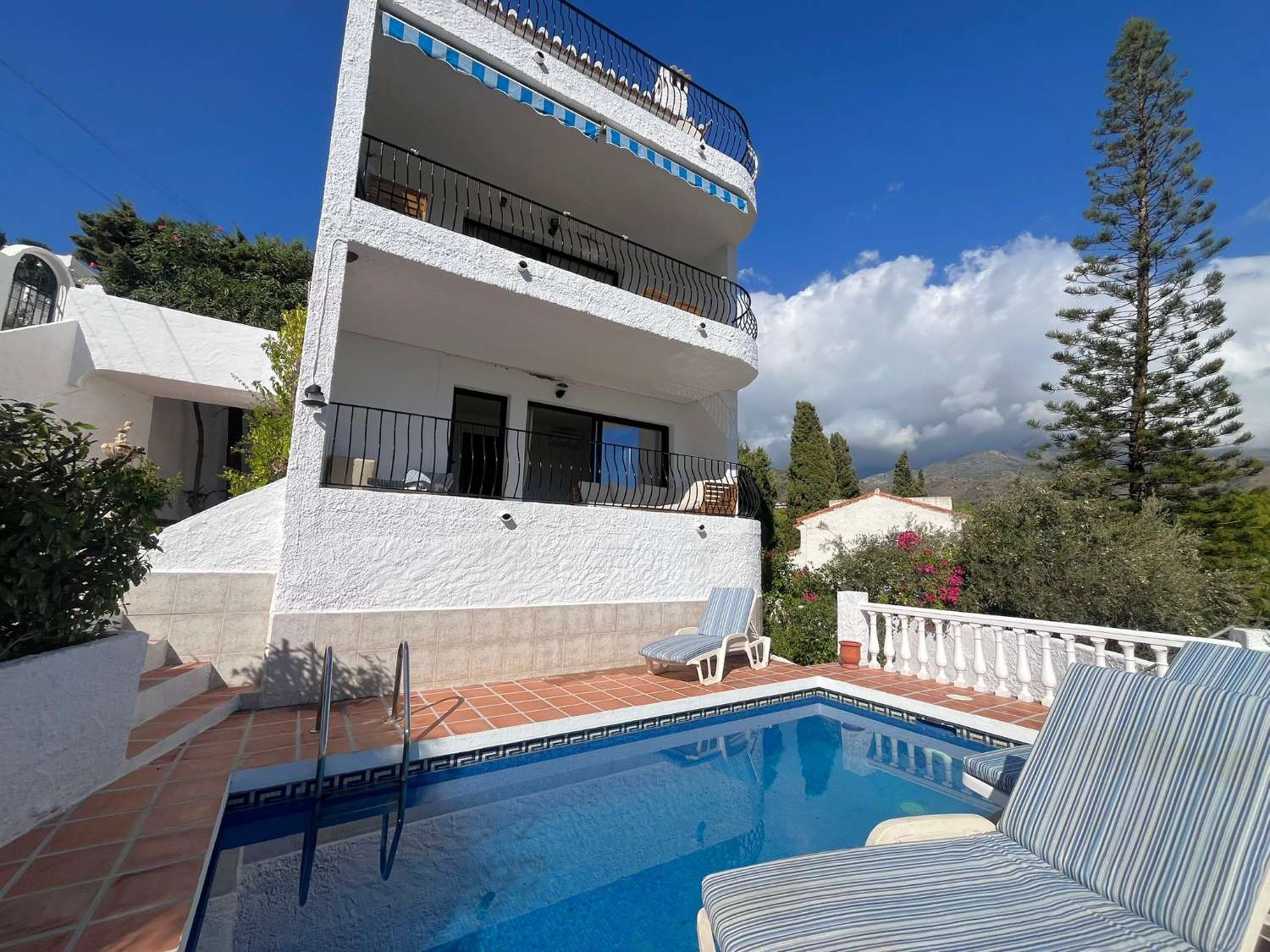 Imponerende fritliggende villa med havudsigt, privat pool og ideel beliggenhed nær Playa Burriana – Nerja