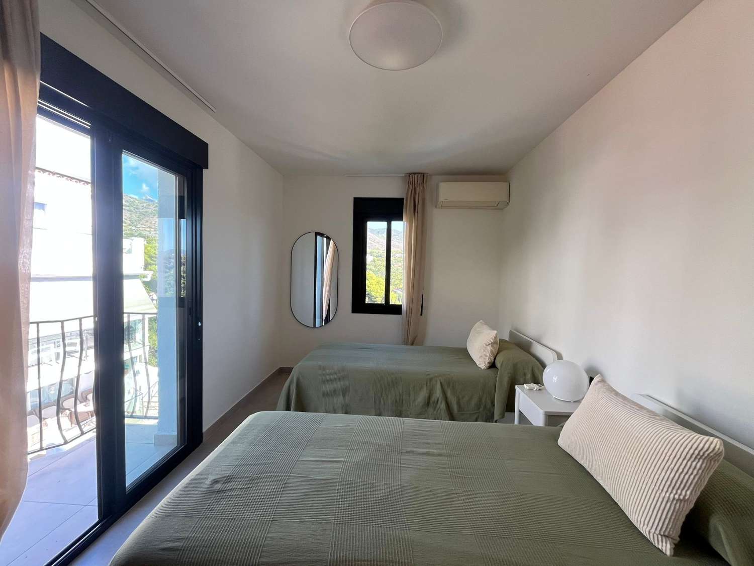 Imponerende fritliggende villa med havudsigt, privat pool og ideel beliggenhed nær Playa Burriana – Nerja