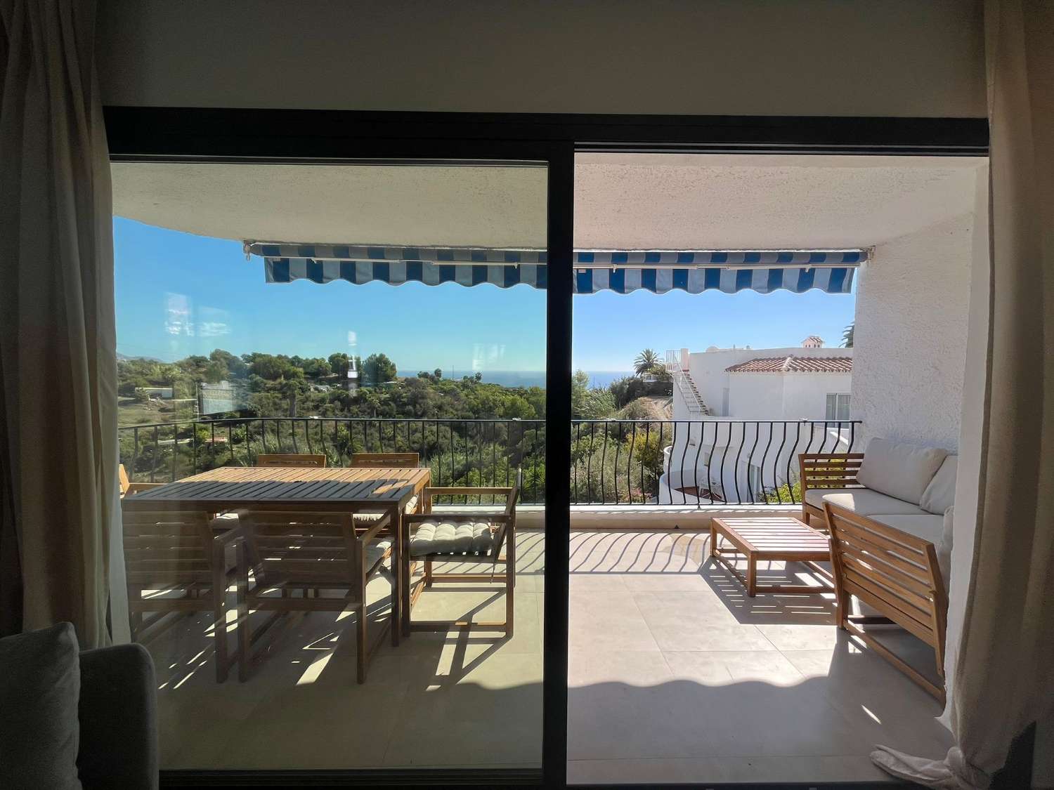 Imponerende fritliggende villa med havudsigt, privat pool og ideel beliggenhed nær Playa Burriana – Nerja