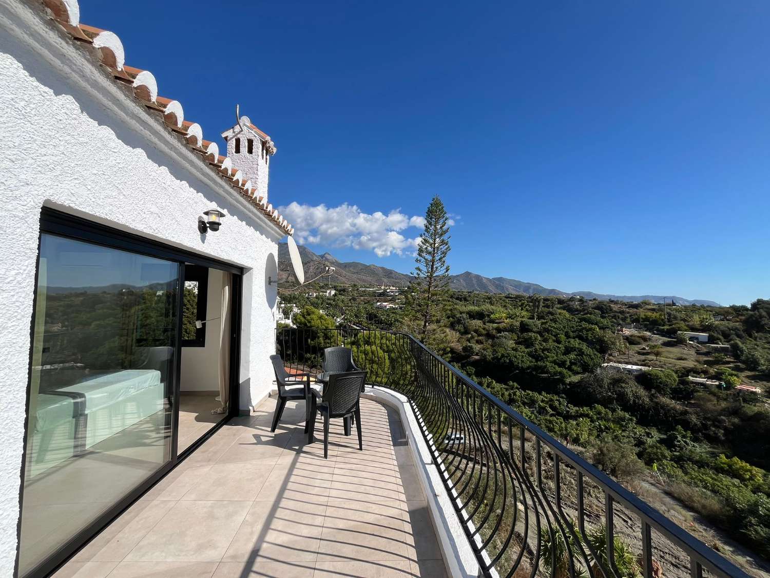 Imponerende fritliggende villa med havudsigt, privat pool og ideel beliggenhed nær Playa Burriana – Nerja