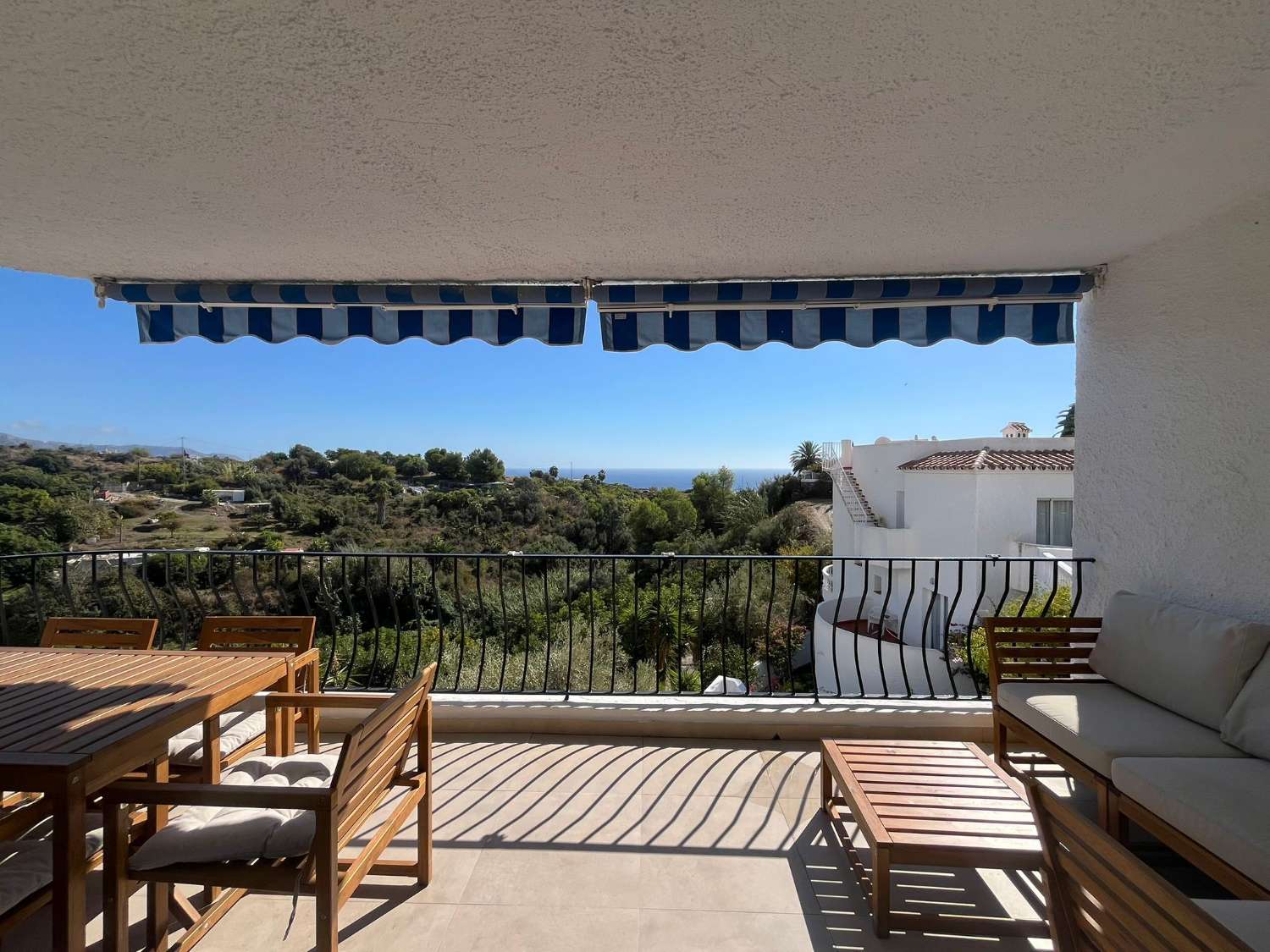 Imponerende fritliggende villa med havudsigt, privat pool og ideel beliggenhed nær Playa Burriana – Nerja