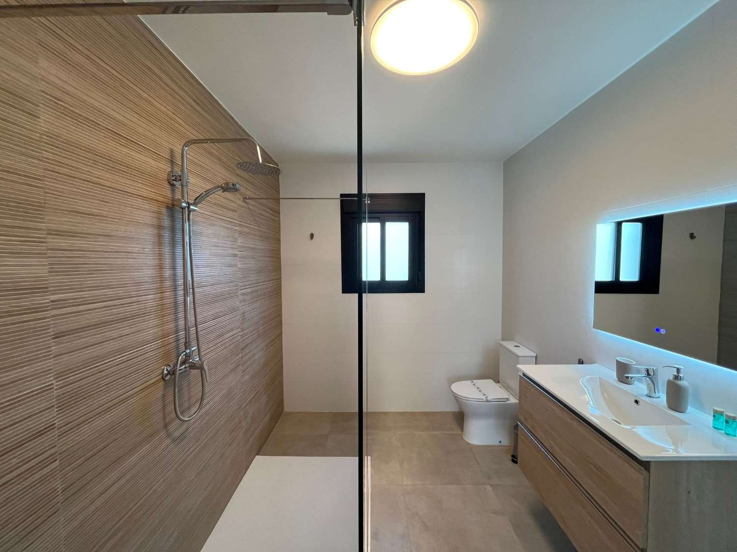 Imponerende fritliggende villa med havudsigt, privat pool og ideel beliggenhed nær Playa Burriana – Nerja