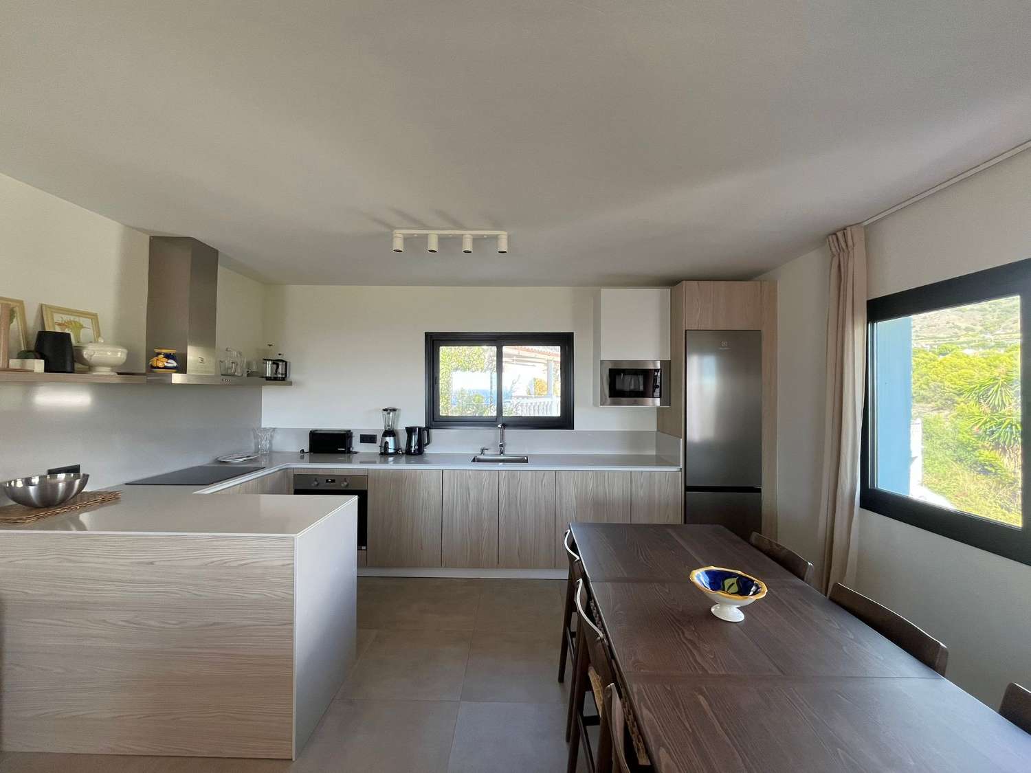 Imponerende fritliggende villa med havudsigt, privat pool og ideel beliggenhed nær Playa Burriana – Nerja