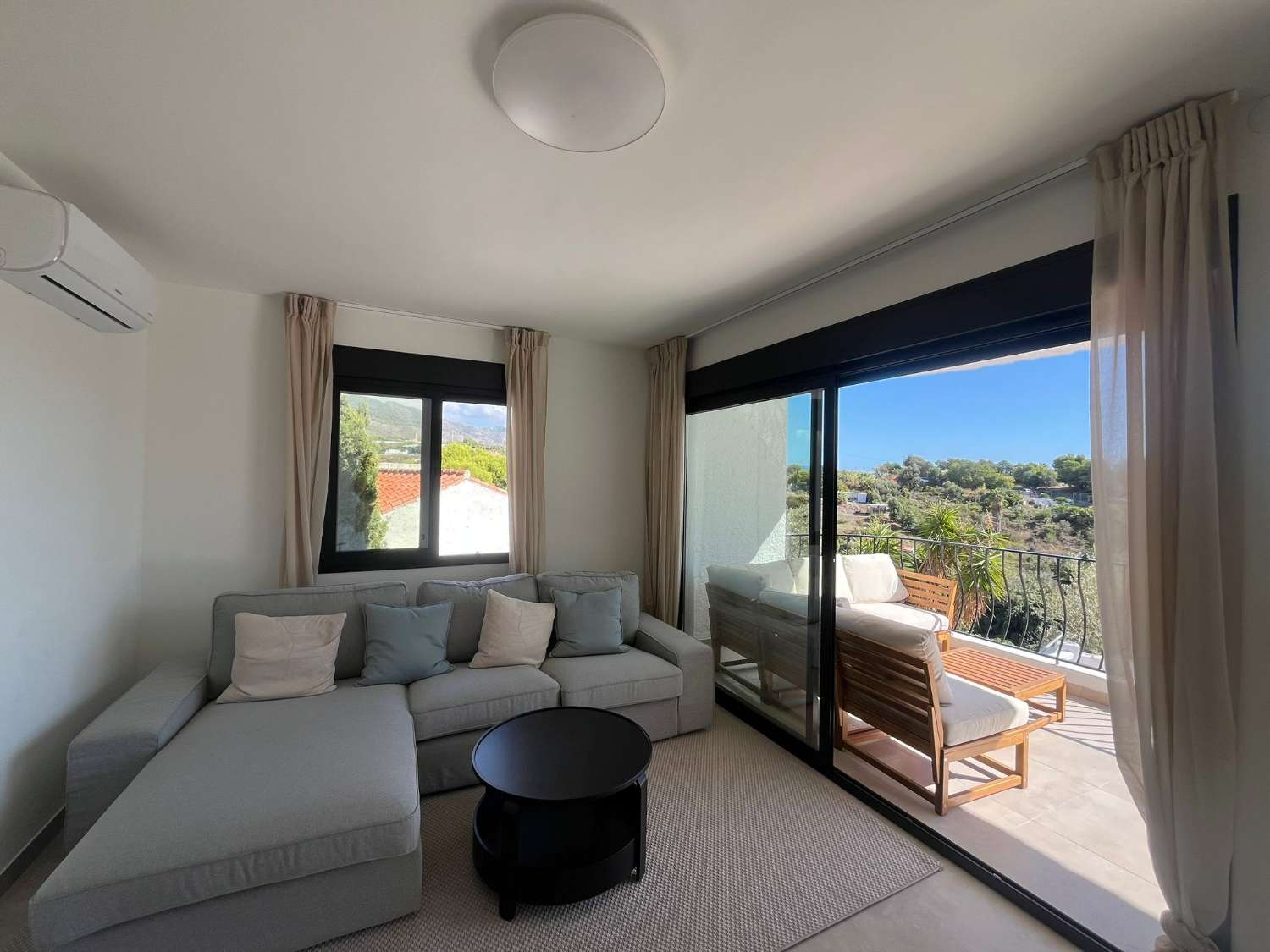 Imponerende fritliggende villa med havudsigt, privat pool og ideel beliggenhed nær Playa Burriana – Nerja