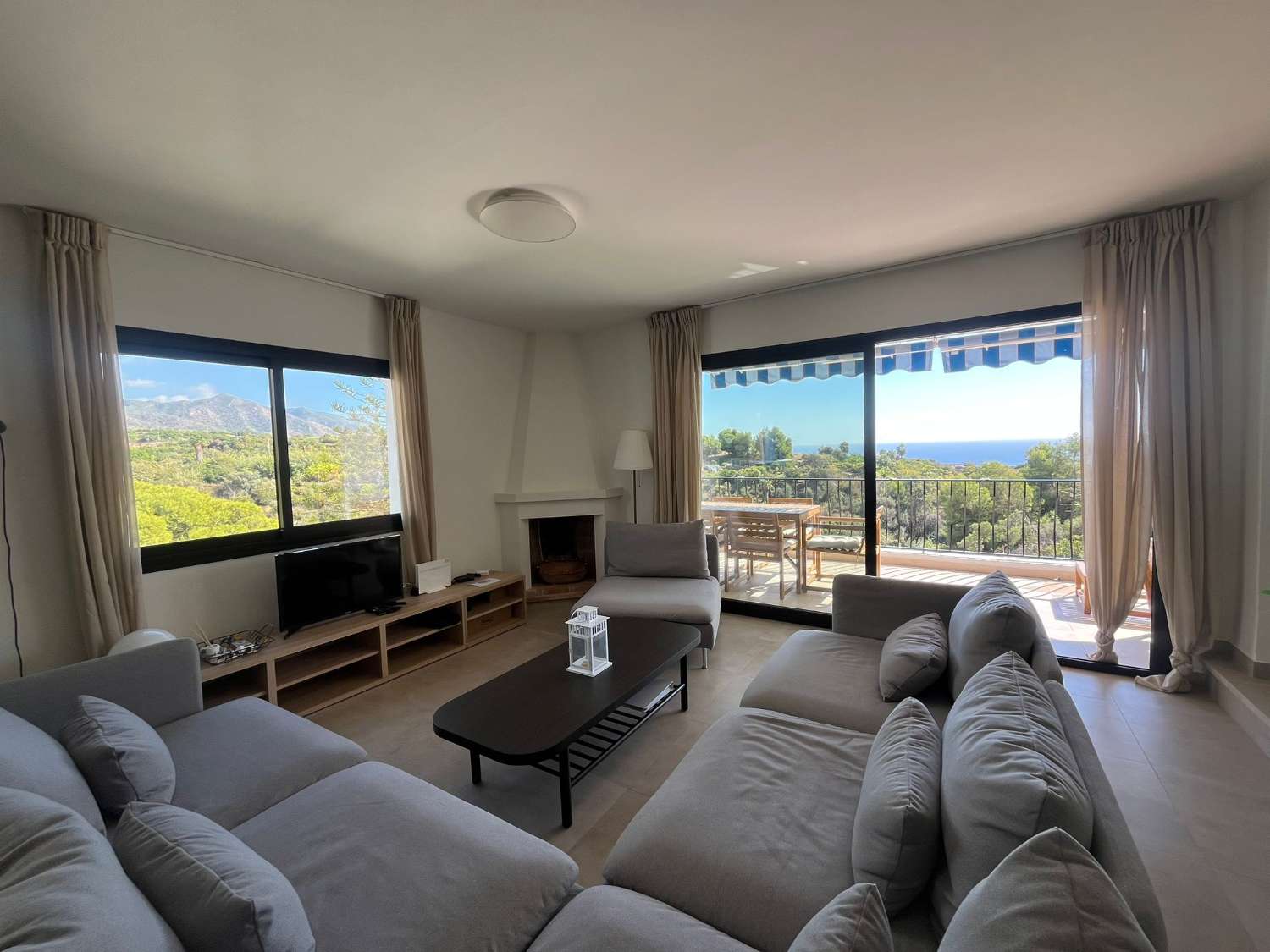 Imponerende fritliggende villa med havudsigt, privat pool og ideel beliggenhed nær Playa Burriana – Nerja