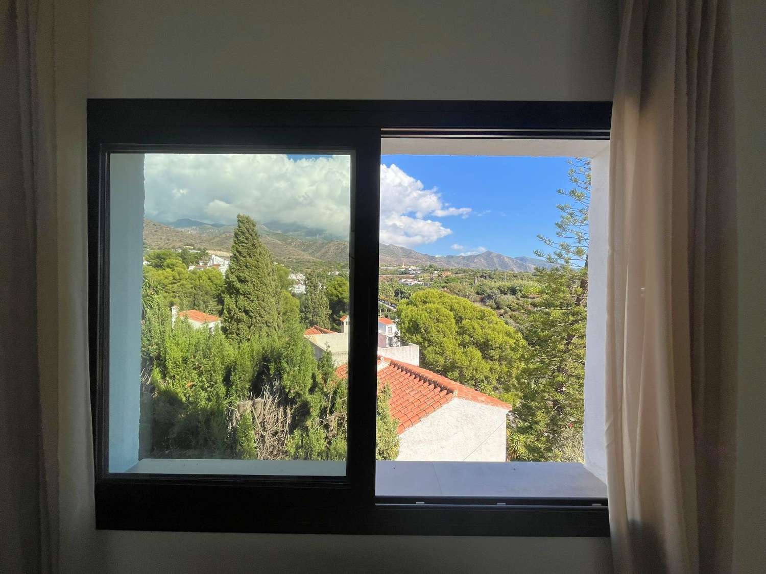 Imponerende fritliggende villa med havudsigt, privat pool og ideel beliggenhed nær Playa Burriana – Nerja