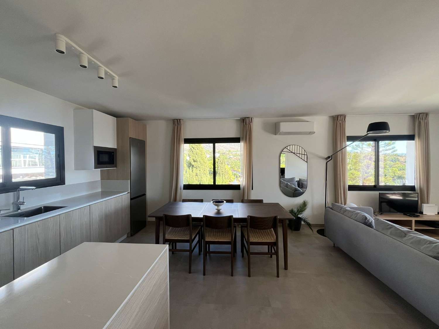 Imponerende fritliggende villa med havudsigt, privat pool og ideel beliggenhed nær Playa Burriana – Nerja