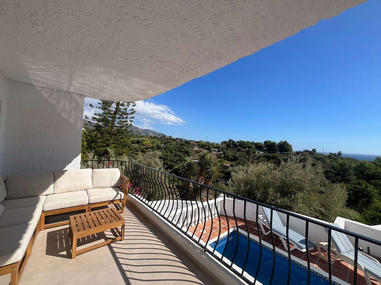 Imponerende fritliggende villa med havudsigt, privat pool og ideel beliggenhed nær Playa Burriana – Nerja