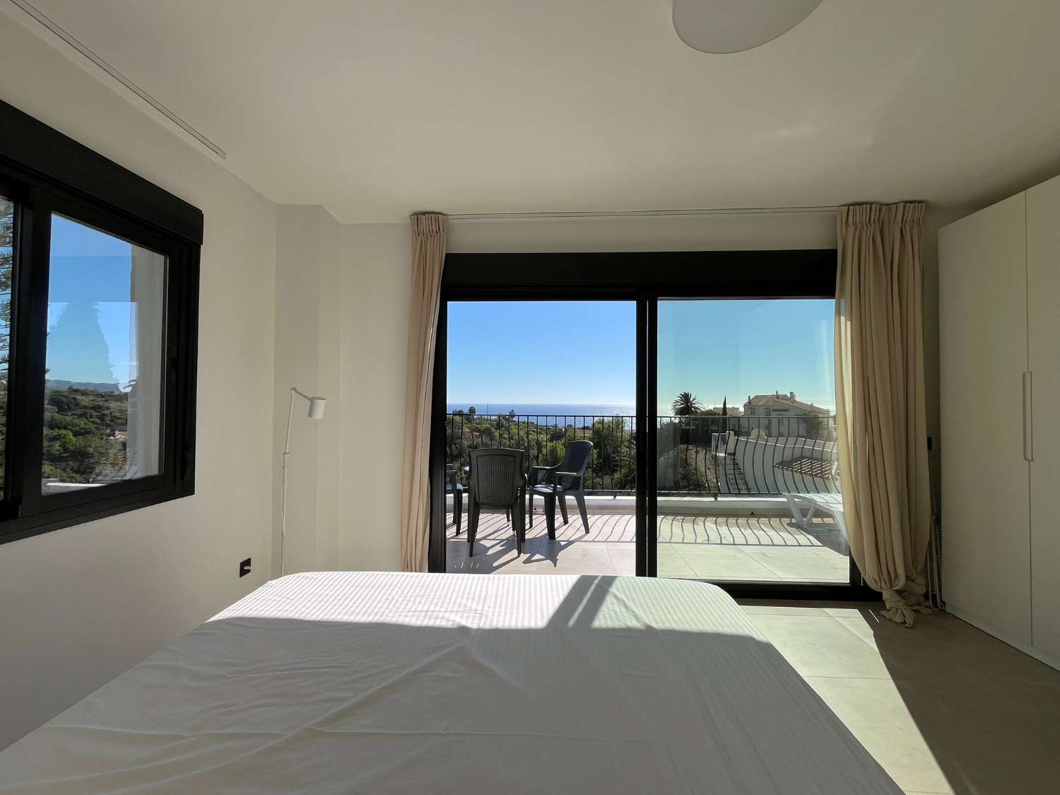 Imponerende fritliggende villa med havudsigt, privat pool og ideel beliggenhed nær Playa Burriana – Nerja