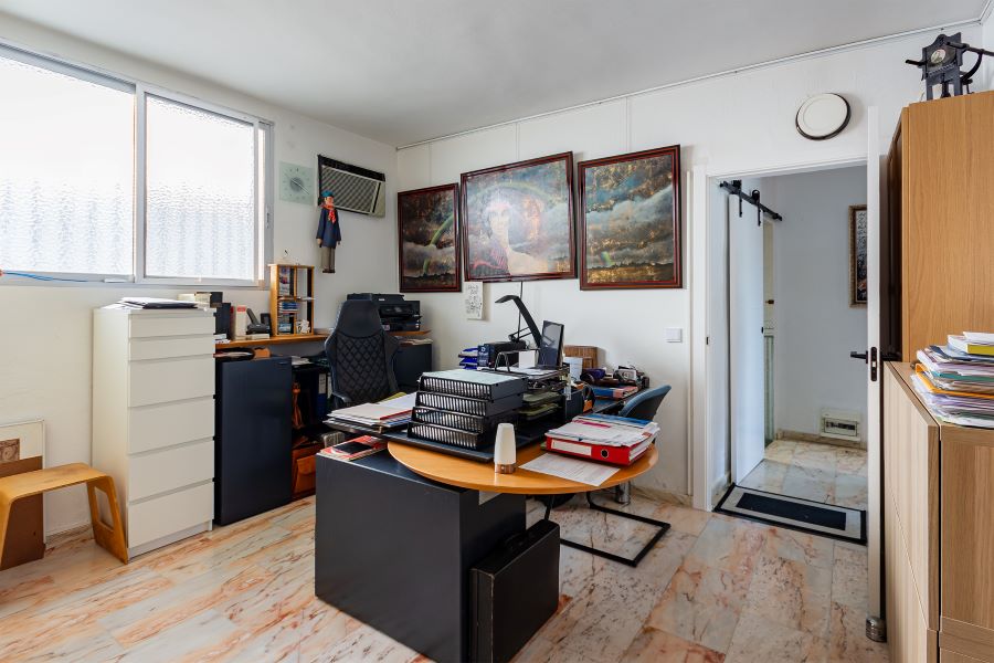 Rummelig villa med flere udhuse på stor grund med smuk havudsigt i Almuñecar