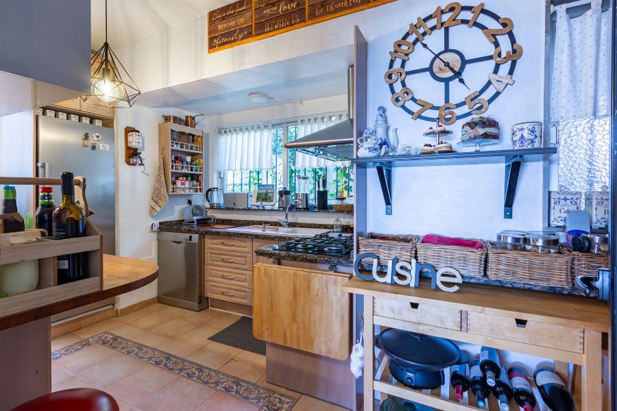 Rummelig villa med flere udhuse på stor grund med smuk havudsigt i Almuñecar