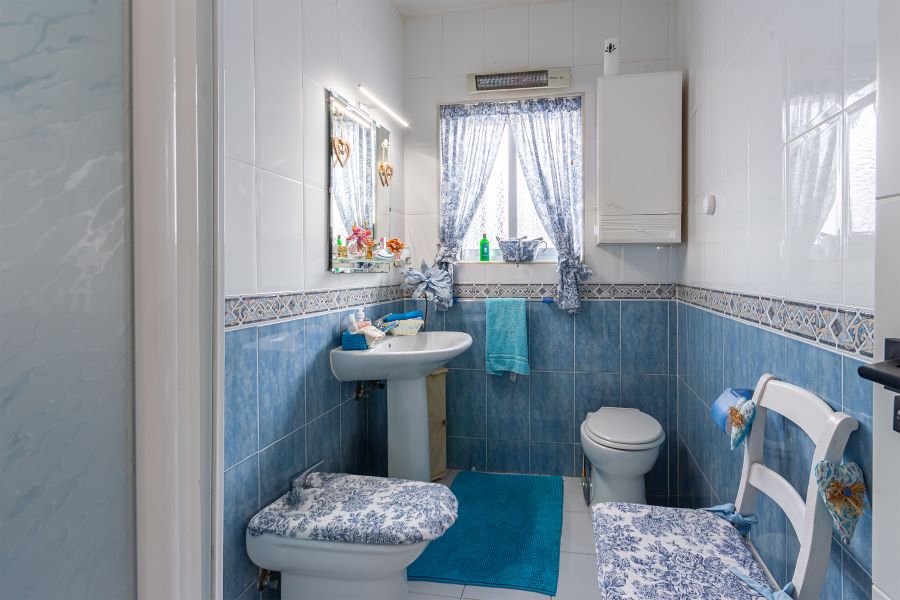 Rummelig villa med flere udhuse på stor grund med smuk havudsigt i Almuñecar