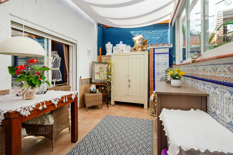 Rummelig villa med flere udhuse på stor grund med smuk havudsigt i Almuñecar