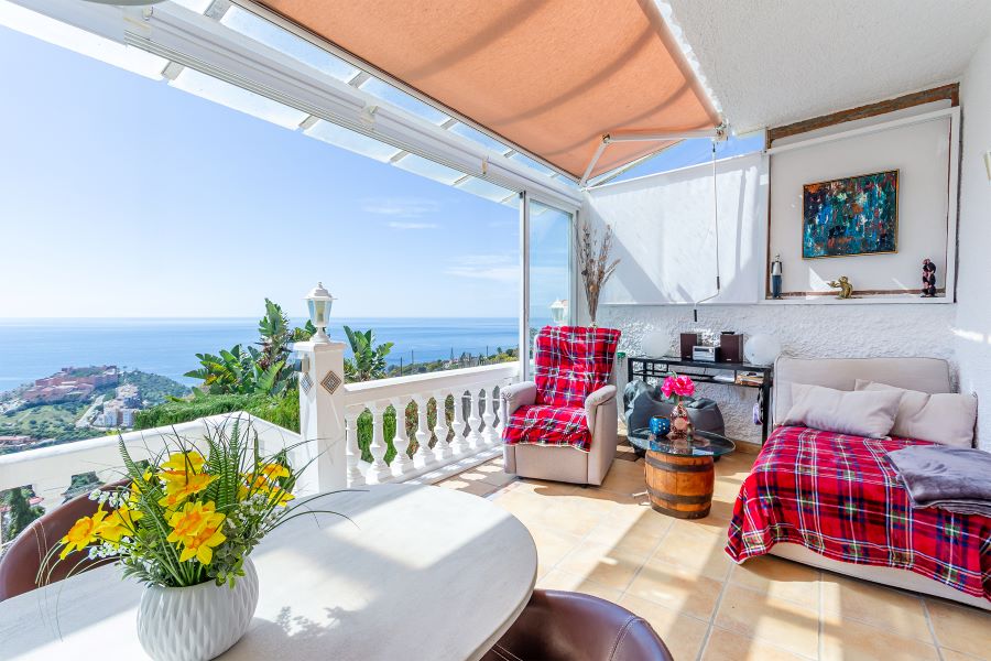 Rummelig villa med flere udhuse på stor grund med smuk havudsigt i Almuñecar