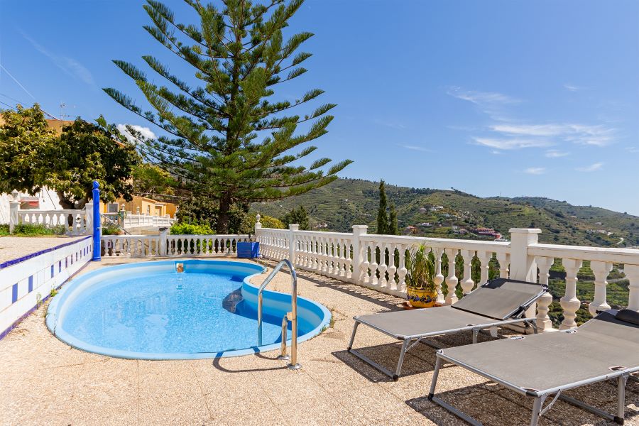 Rummelig villa med flere udhuse på stor grund med smuk havudsigt i Almuñecar