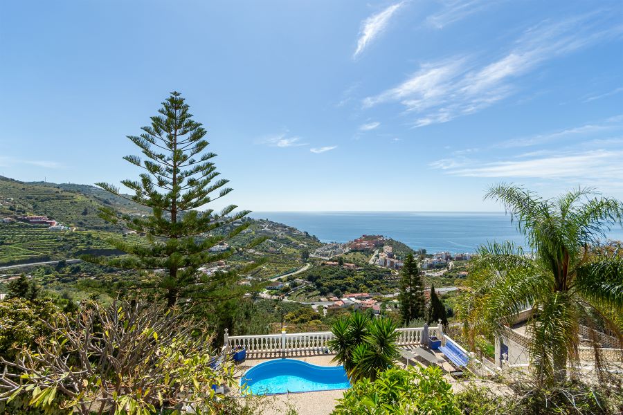 Rummelig villa med flere udhuse på stor grund med smuk havudsigt i Almuñecar