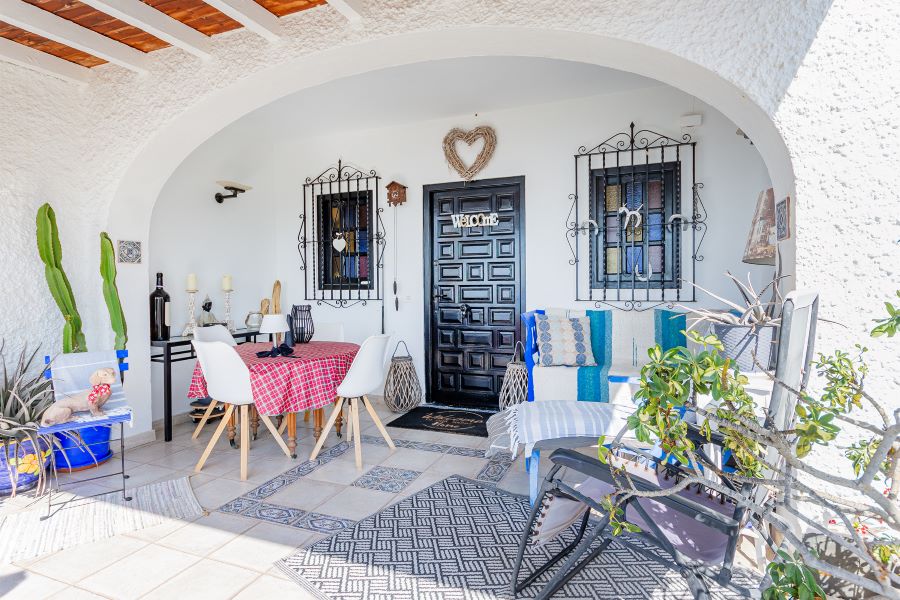 Rummelig villa med flere udhuse på stor grund med smuk havudsigt i Almuñecar