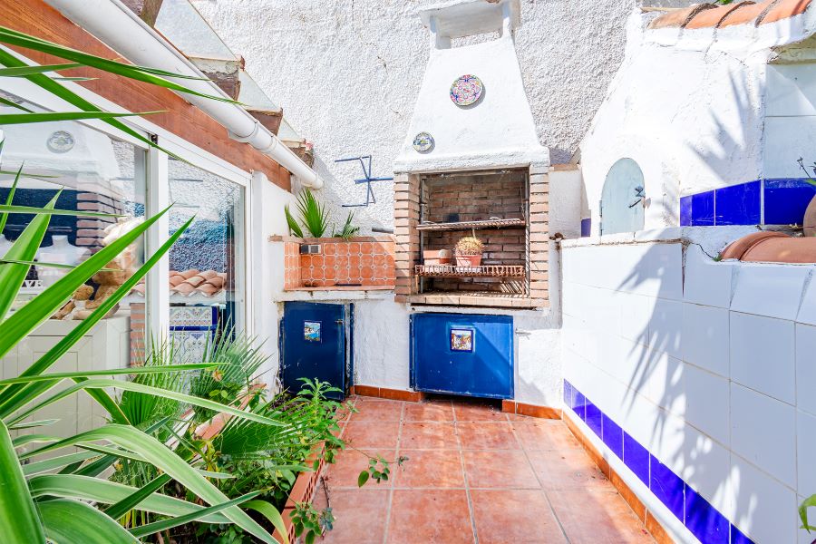 Rummelig villa med flere udhuse på stor grund med smuk havudsigt i Almuñecar