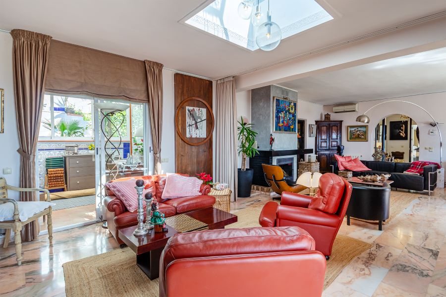 Rummelig villa med flere udhuse på stor grund med smuk havudsigt i Almuñecar