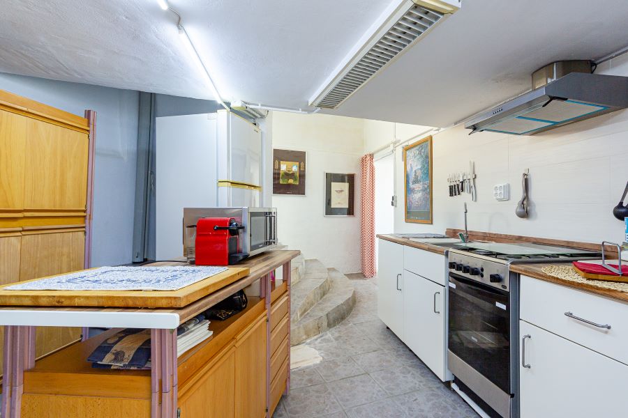 Rummelig villa med flere udhuse på stor grund med smuk havudsigt i Almuñecar