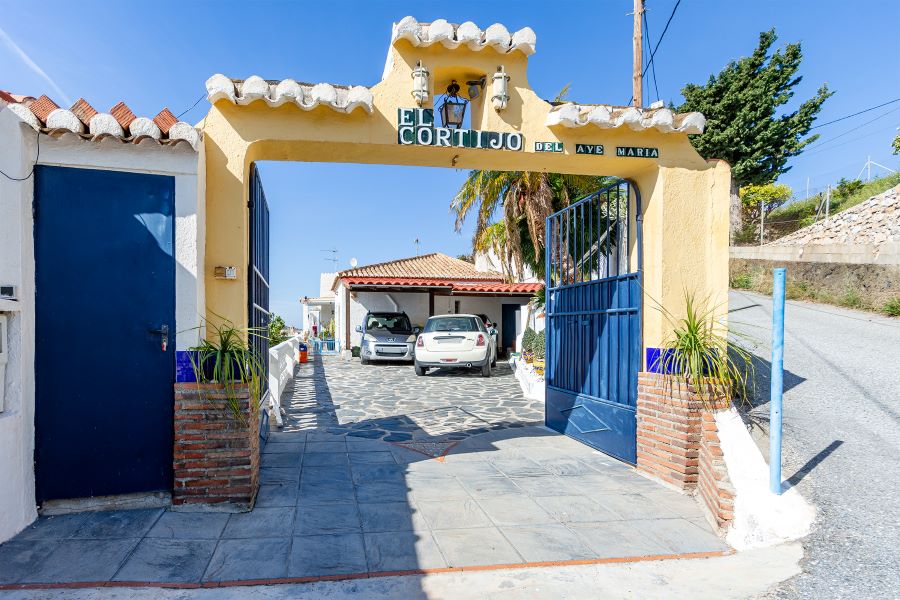 Rummelig villa med flere udhuse på stor grund med smuk havudsigt i Almuñecar