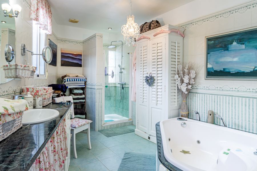 Rummelig villa med flere udhuse på stor grund med smuk havudsigt i Almuñecar