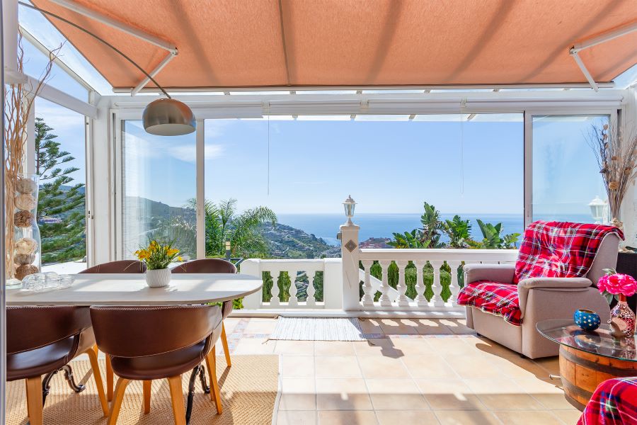 Rummelig villa med flere udhuse på stor grund med smuk havudsigt i Almuñecar