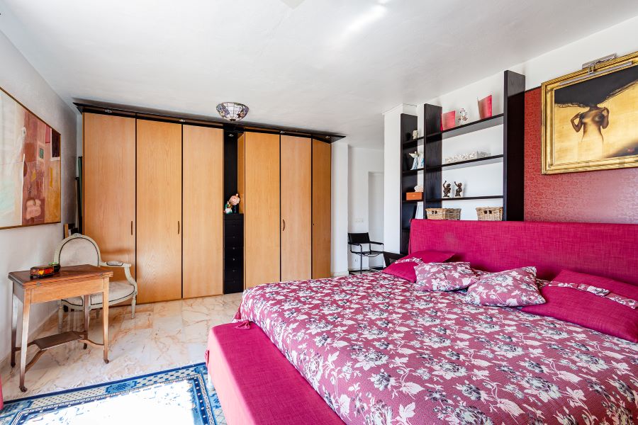 Rummelig villa med flere udhuse på stor grund med smuk havudsigt i Almuñecar