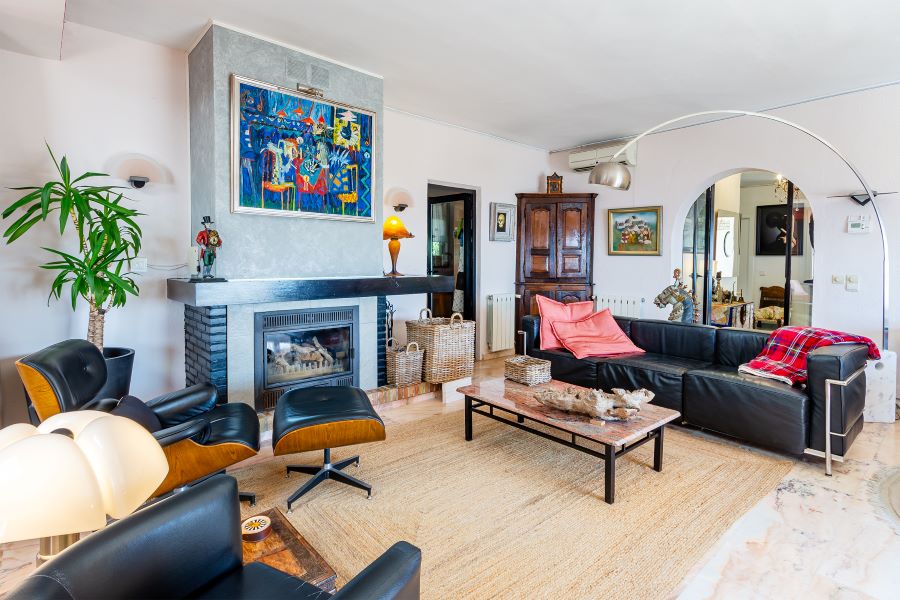 Rummelig villa med flere udhuse på stor grund med smuk havudsigt i Almuñecar