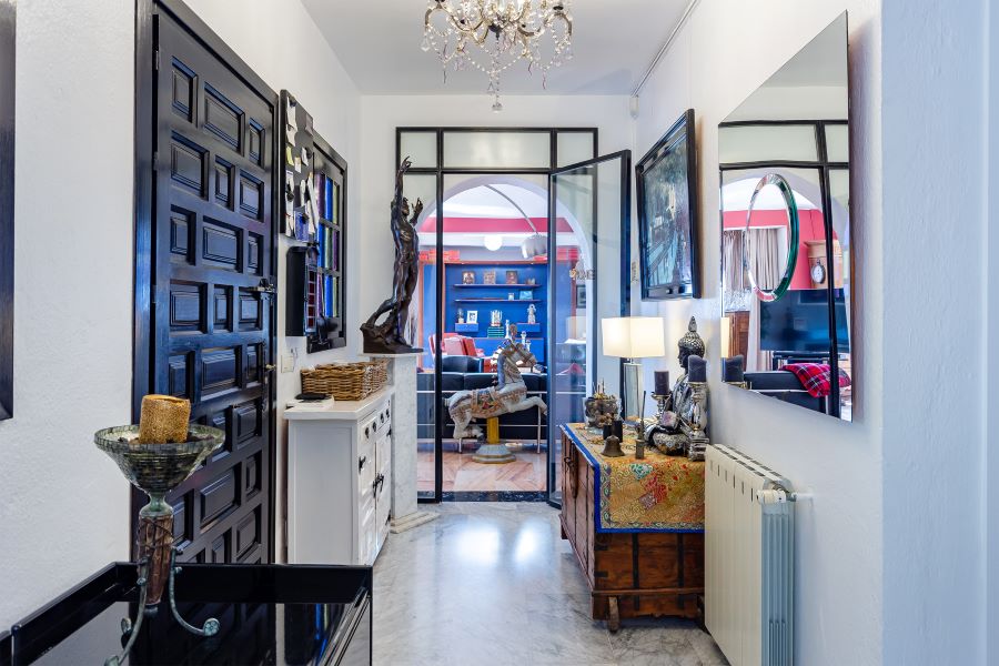 Rummelig villa med flere udhuse på stor grund med smuk havudsigt i Almuñecar