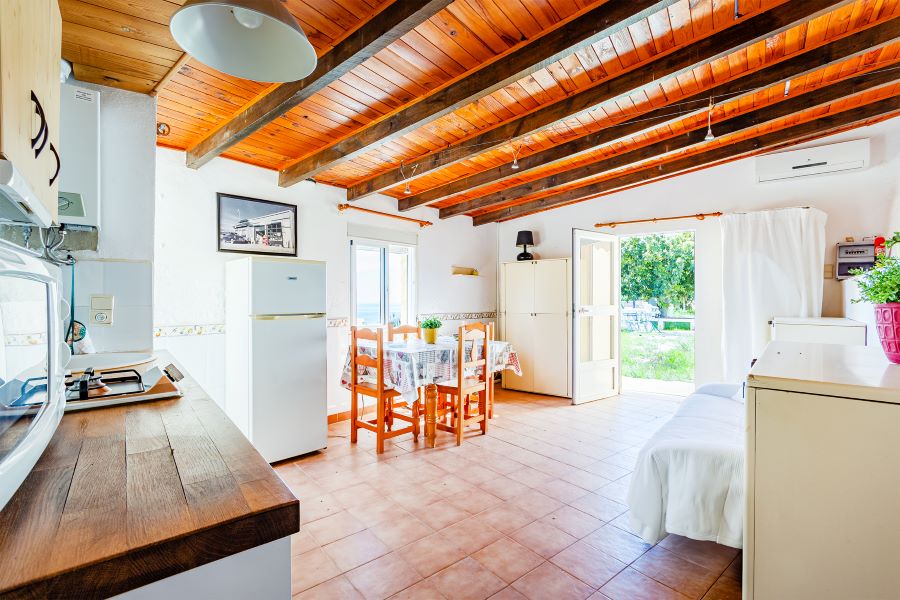 Rummelig villa med flere udhuse på stor grund med smuk havudsigt i Almuñecar