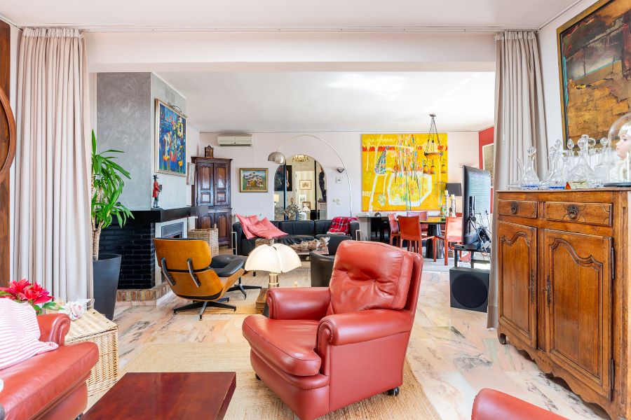 Rummelig villa med flere udhuse på stor grund med smuk havudsigt i Almuñecar