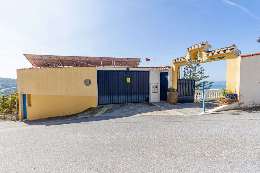 Rummelig villa med flere udhuse på stor grund med smuk havudsigt i Almuñecar