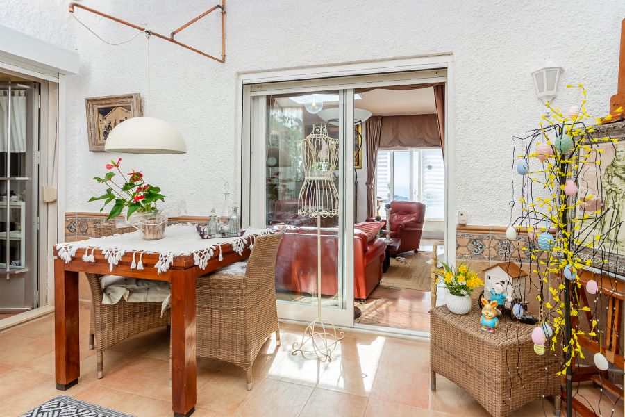 Rummelig villa med flere udhuse på stor grund med smuk havudsigt i Almuñecar