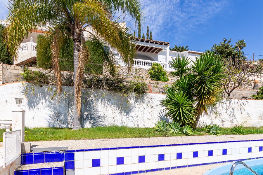 Rummelig villa med flere udhuse på stor grund med smuk havudsigt i Almuñecar