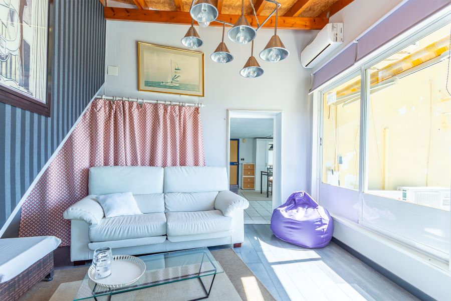 Rummelig villa med flere udhuse på stor grund med smuk havudsigt i Almuñecar