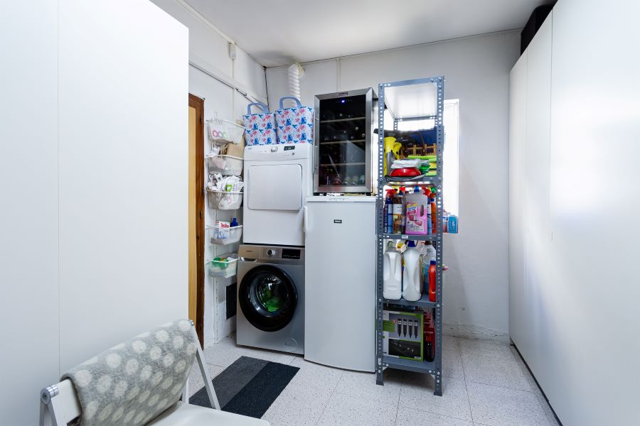 Rummelig villa med flere udhuse på stor grund med smuk havudsigt i Almuñecar