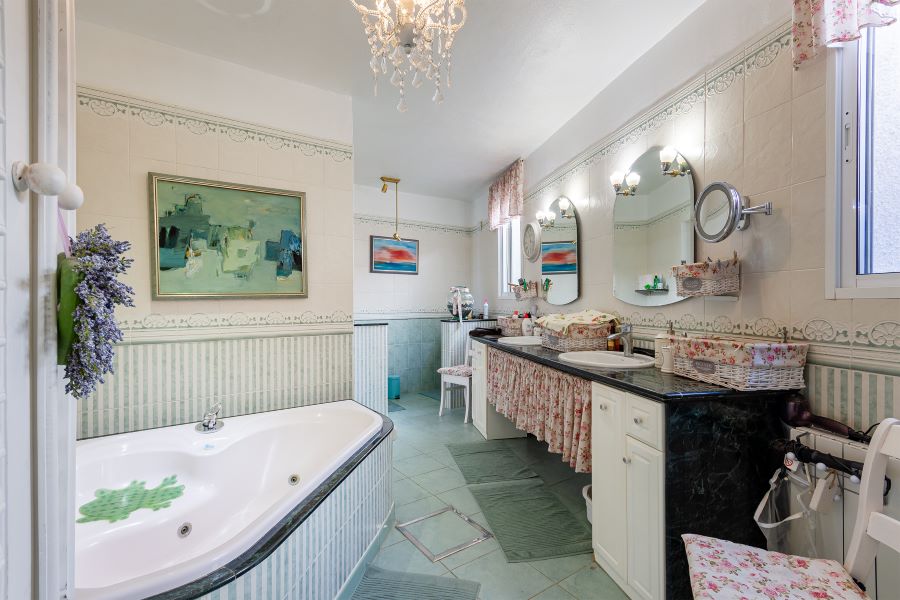 Rummelig villa med flere udhuse på stor grund med smuk havudsigt i Almuñecar