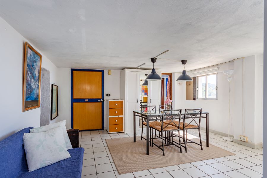 Rummelig villa med flere udhuse på stor grund med smuk havudsigt i Almuñecar