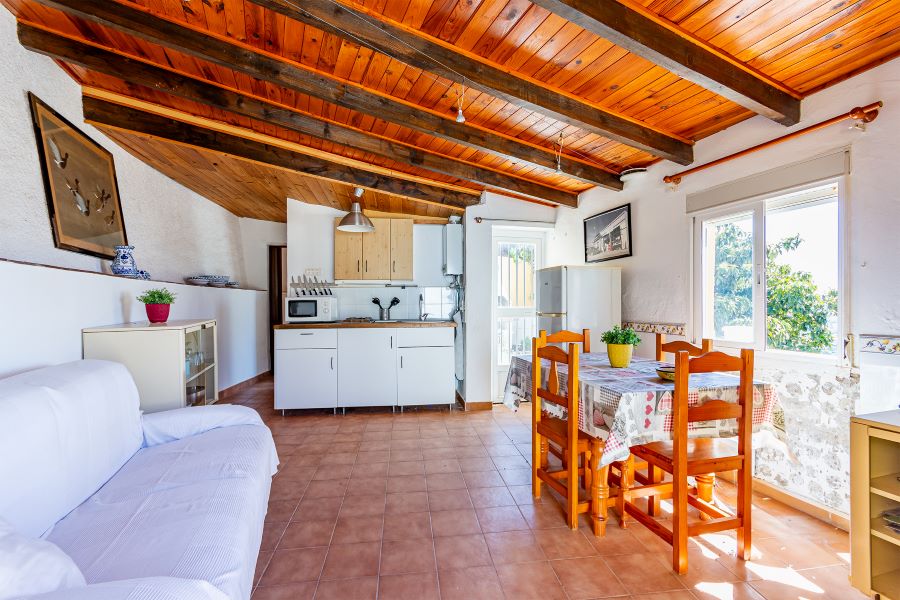 Rummelig villa med flere udhuse på stor grund med smuk havudsigt i Almuñecar