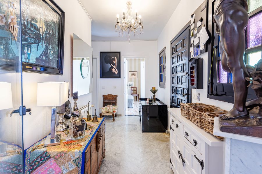 Rummelig villa med flere udhuse på stor grund med smuk havudsigt i Almuñecar