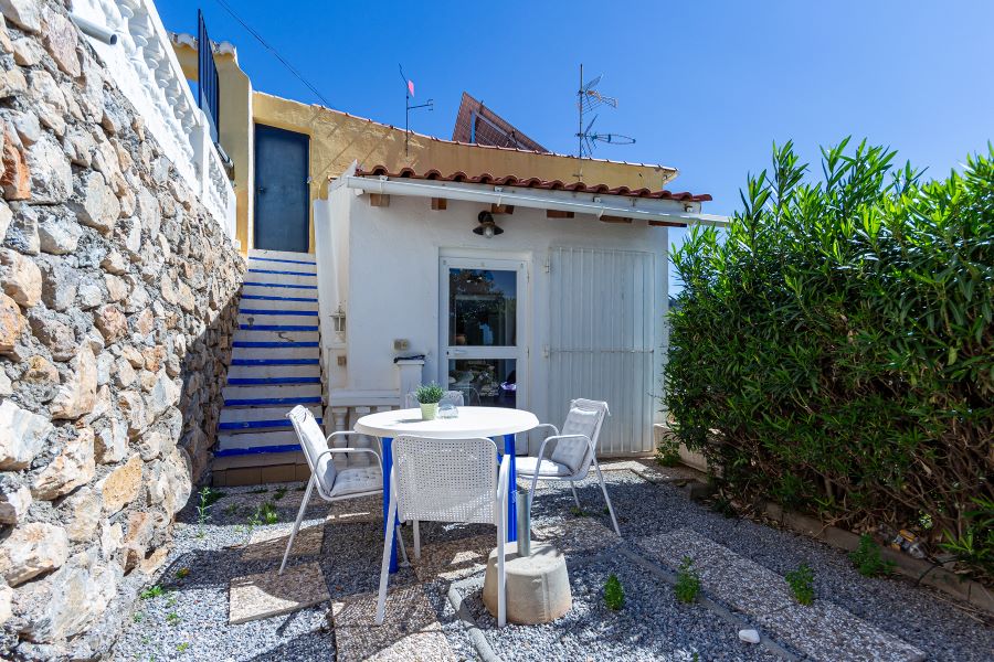 Rummelig villa med flere udhuse på stor grund med smuk havudsigt i Almuñecar