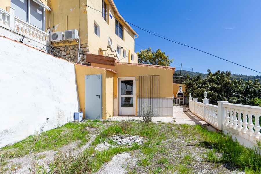 Rummelig villa med flere udhuse på stor grund med smuk havudsigt i Almuñecar