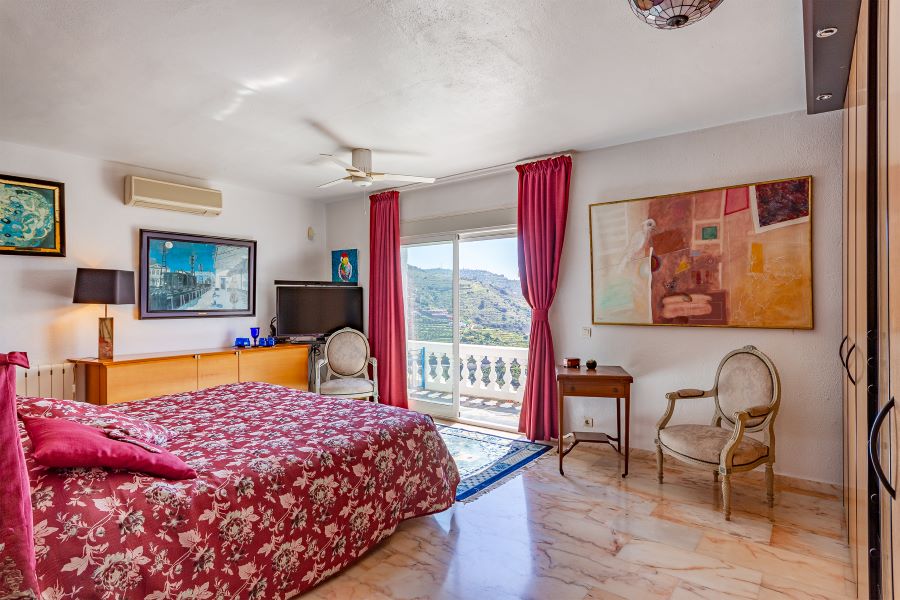 Rummelig villa med flere udhuse på stor grund med smuk havudsigt i Almuñecar