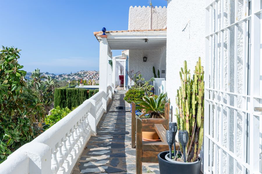 Rummelig villa med flere udhuse på stor grund med smuk havudsigt i Almuñecar