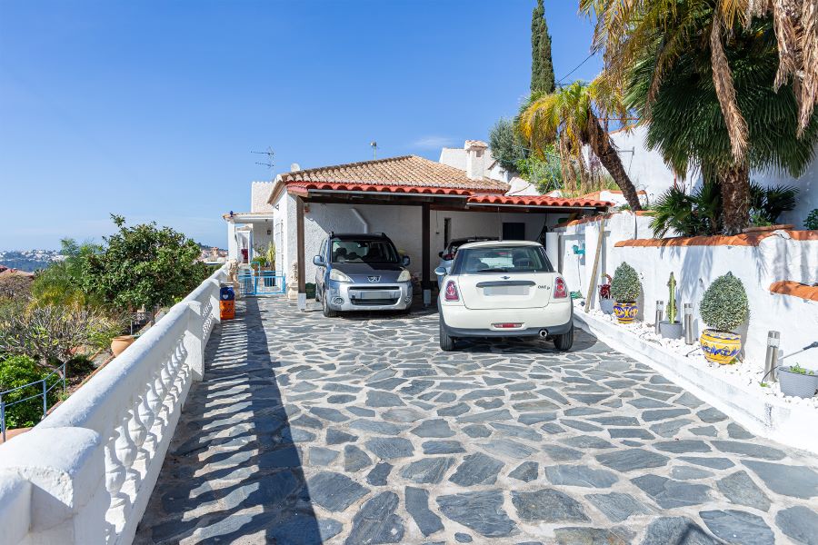 Rummelig villa med flere udhuse på stor grund med smuk havudsigt i Almuñecar