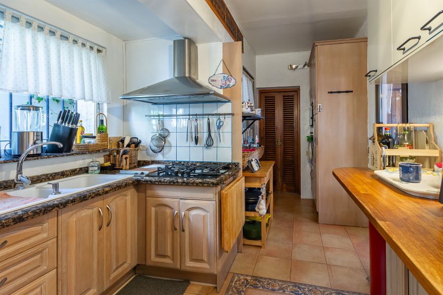 Rummelig villa med flere udhuse på stor grund med smuk havudsigt i Almuñecar