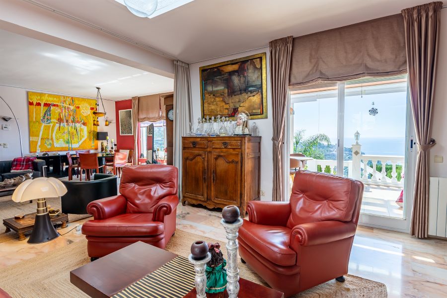 Rummelig villa med flere udhuse på stor grund med smuk havudsigt i Almuñecar